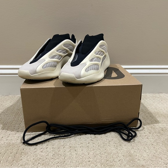 YEEZY AZAEL 700 - Picture 4 of 8
